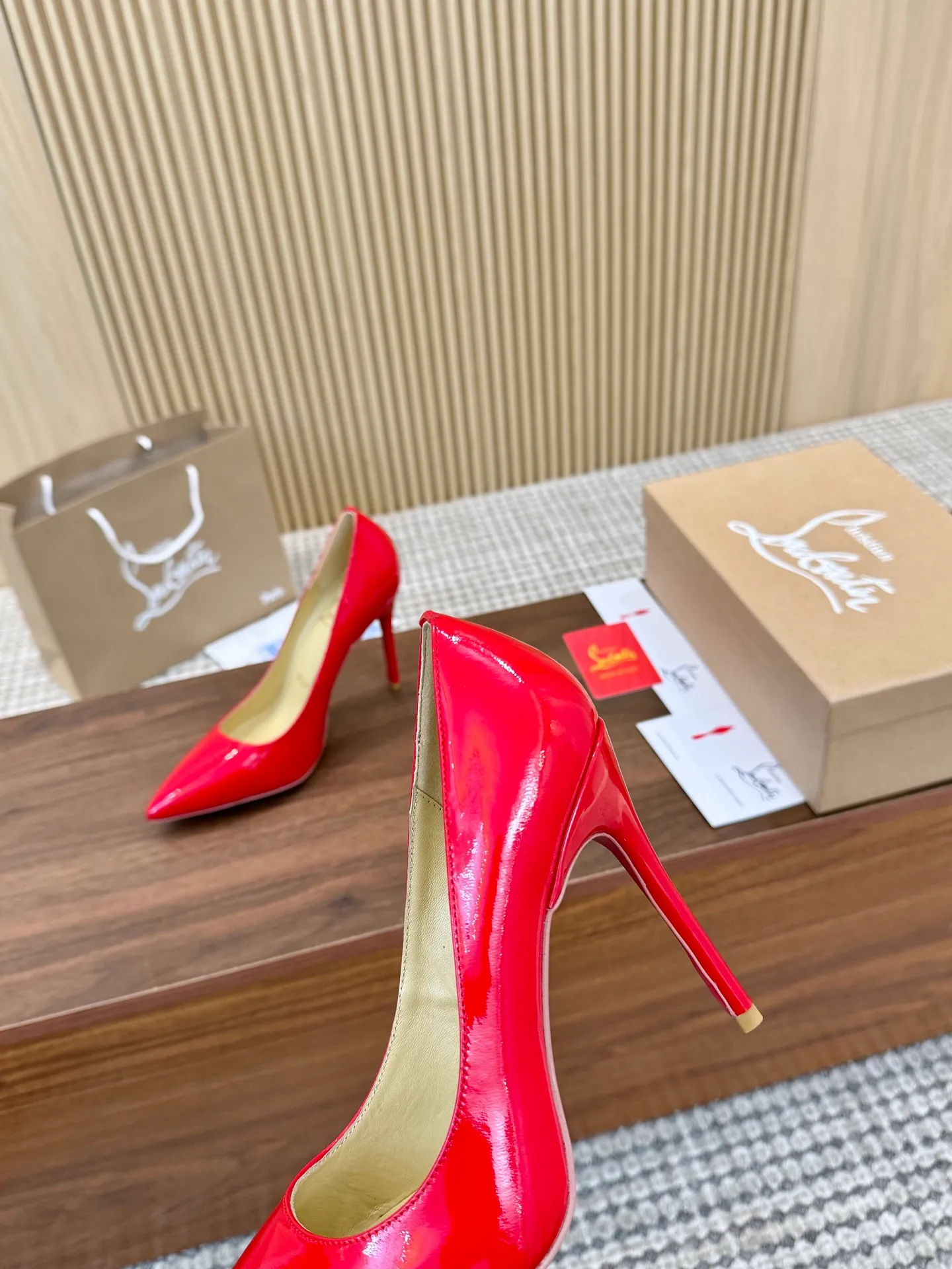 👟👟Ex-factory price 440👟👟 Genuine leather sole +40 Year-round shipment💝Christian Louboutin CL👠 Classic "💎Cow Patent Leather💎 Series" noble and luxurious, real blingbling👟👟 Real materials, all customized by the pattern maker, and the materials are made of original customized materials to achieve the taste of the original 6 color options💍 Upper: Imported 👉cow patent leather💪 Lining: Sheepskin foot pad/lining Size: 34-40.41.42 Heel height: 10.5cm and 8.5cm two options Leather sole Rubber sole